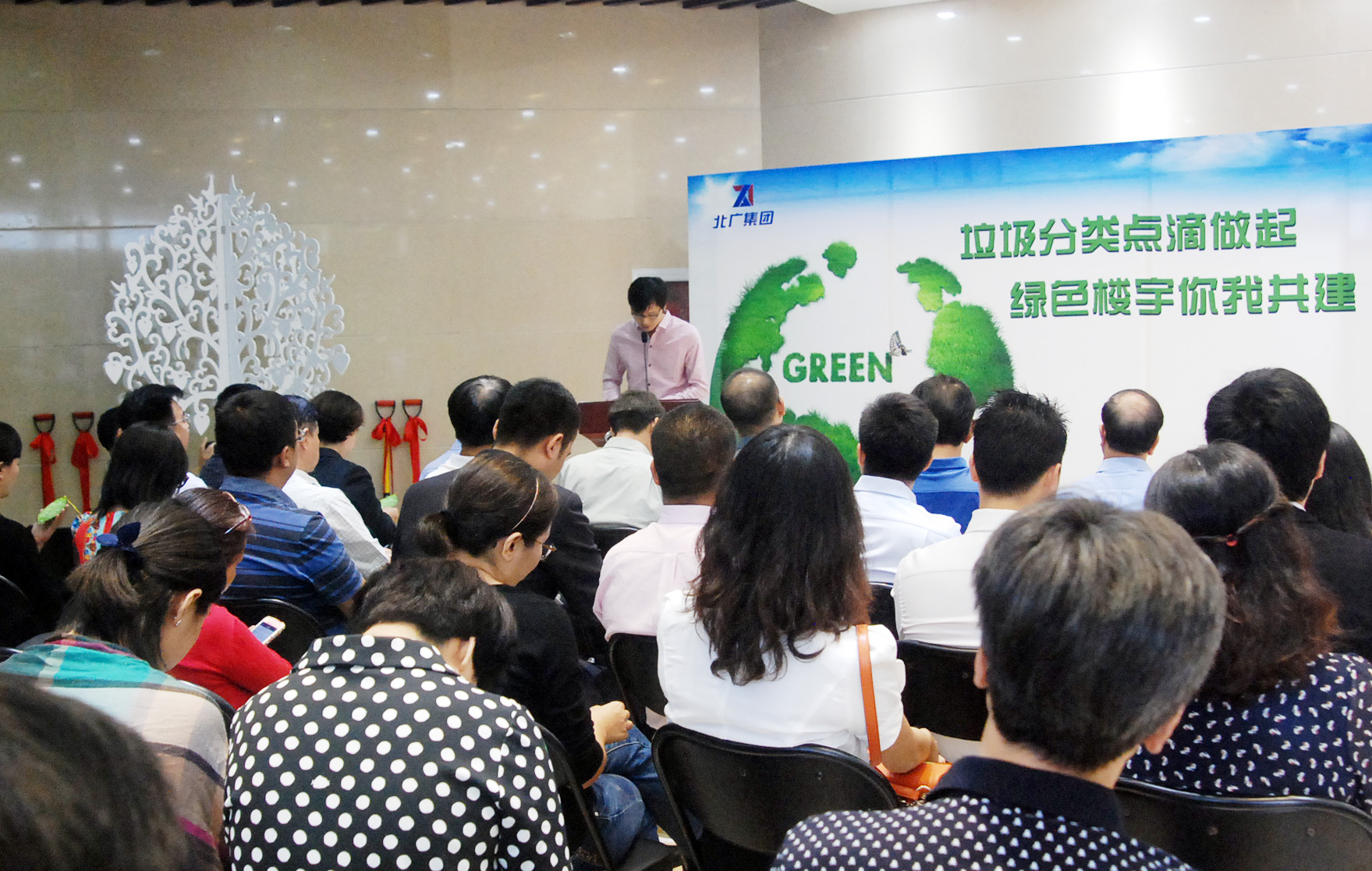 商户代表宣读《环保行动宣言》 商户代表宣读《环保行动宣言》